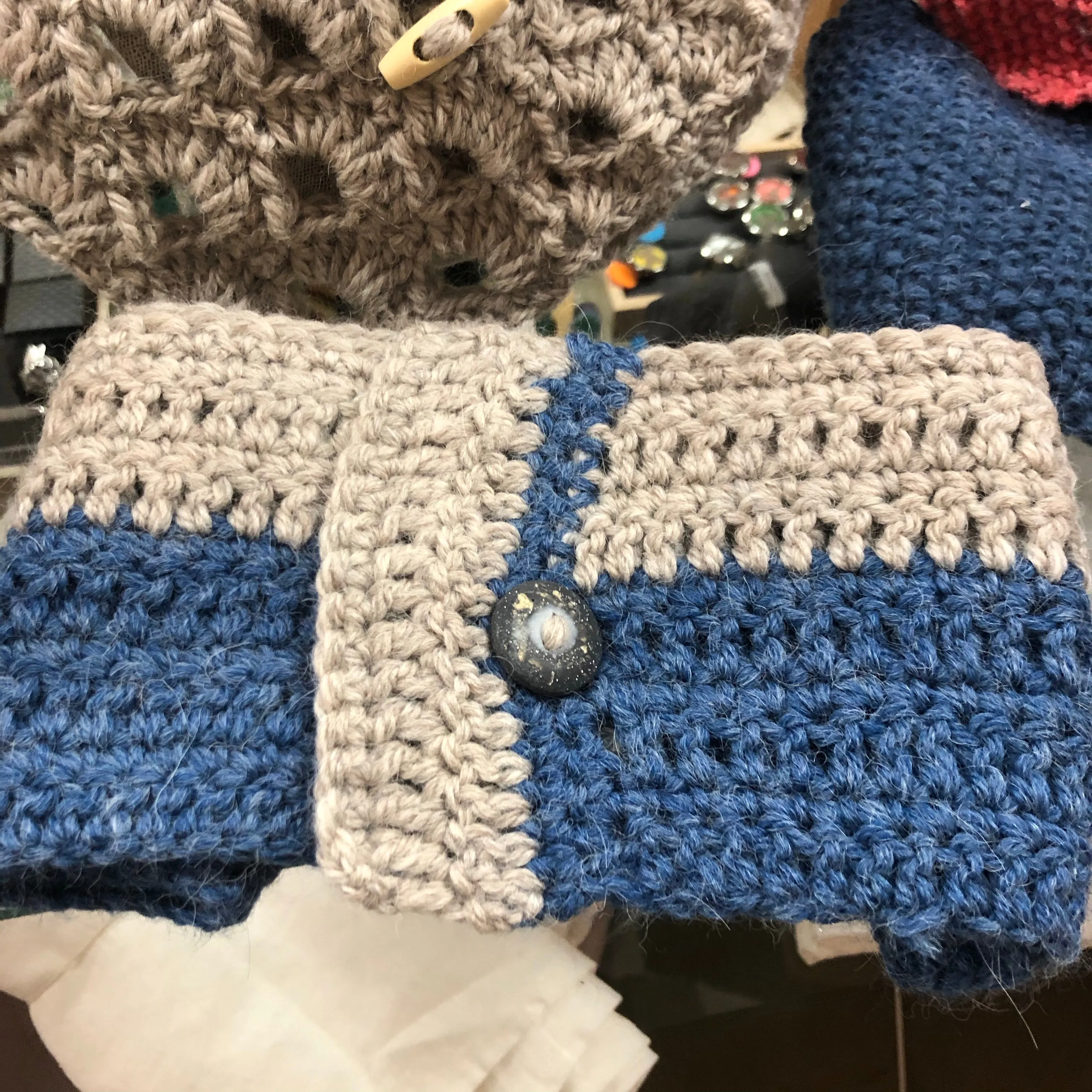 Button scarf Ai