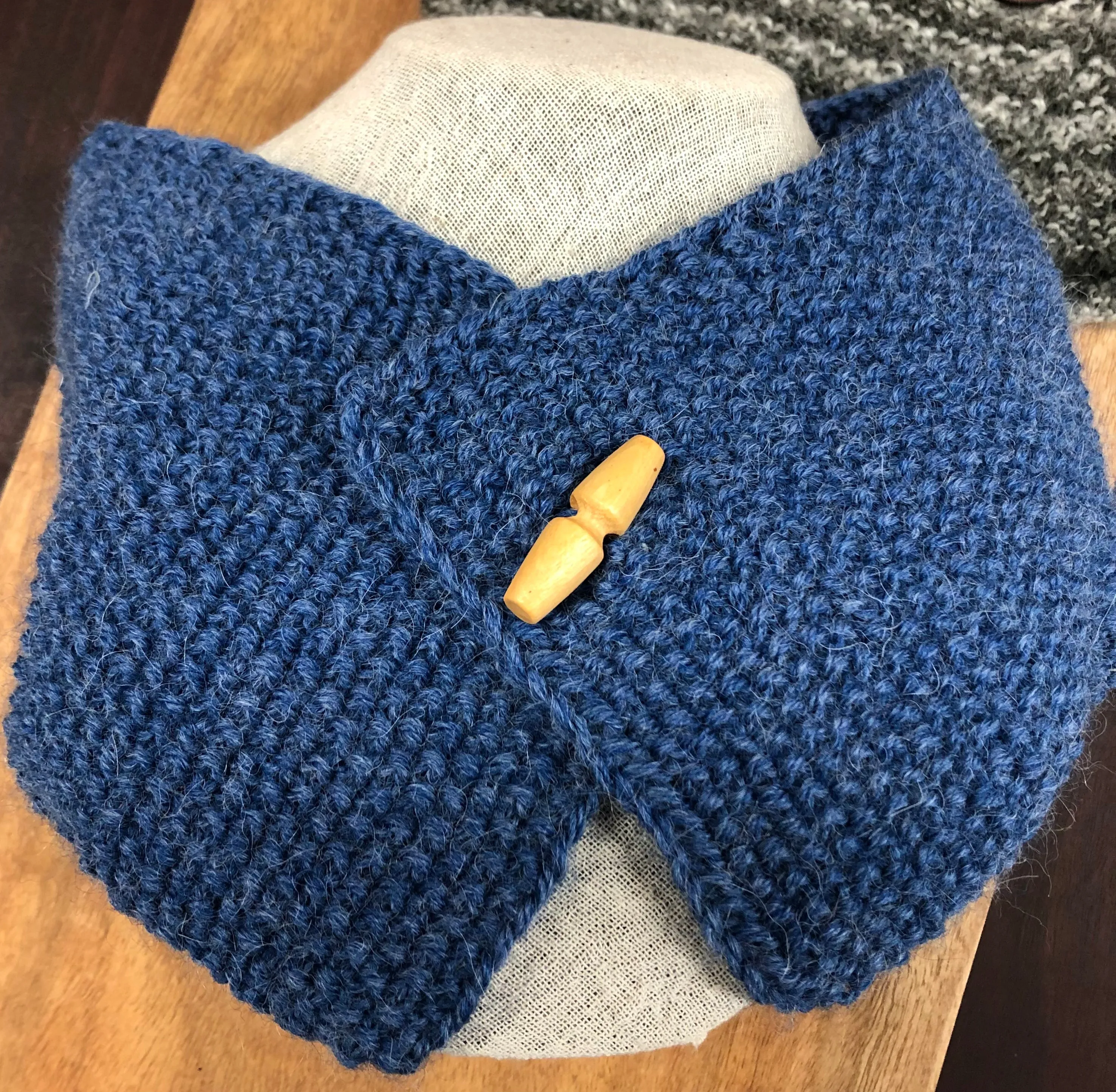 Button scarf Ai